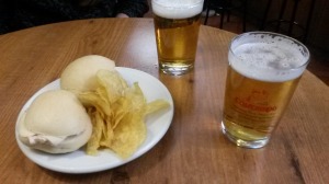 Erstes Mal Tapas essen, in einer Bar in der Avenida da Andalucía