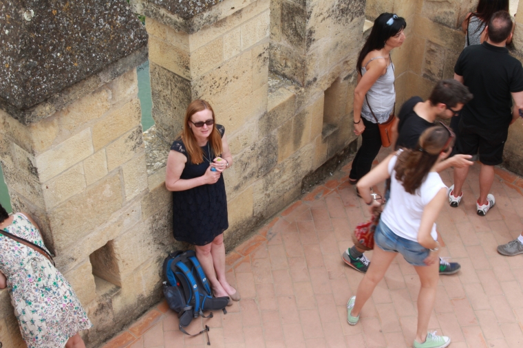 Mama hält sich aus dem Trubel um die besten Aussichts-und Fotoplätze auf dem Turm des Alcazar lieber raus