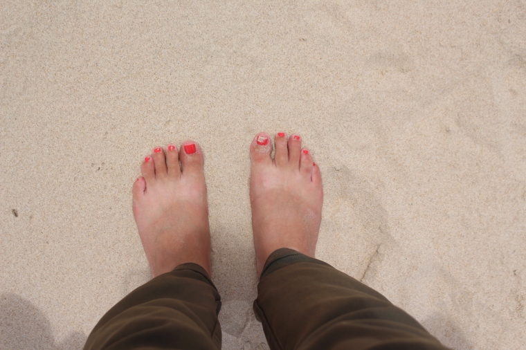 Obligatorisches Füße-im-Sand-Bild. Mit Birkenstock-Abdrücken