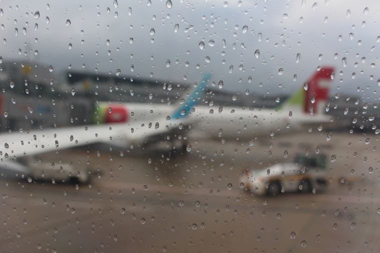 Regen am Düsseldorfer Flughafen und Warten auf den Abflug, der sich ca. 1h verzögerte 