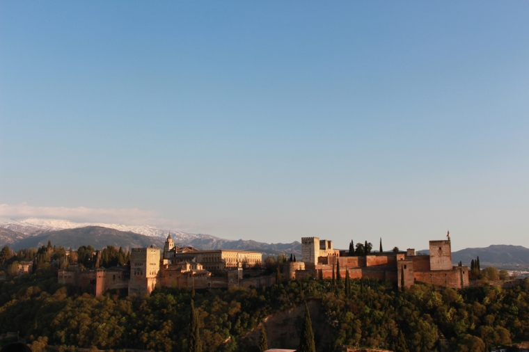 Die Alhambra, und in der Sierra Nevada liegt immer noch Schnee
