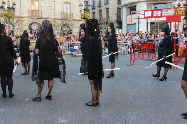Oftmals auch Bestandteil einer Prozession der Semana Santa: Frauen ganz in schwarz gekleidet und mit schwarzem Schleier